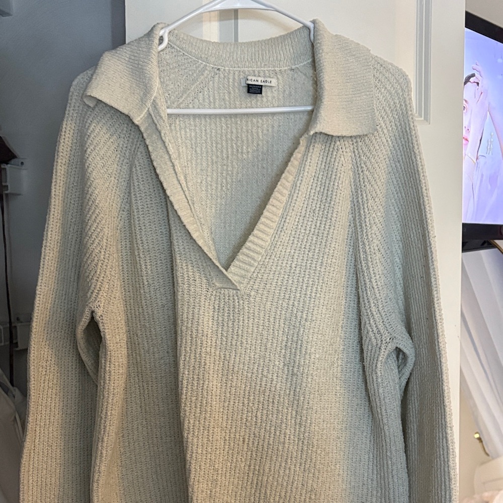 American Eagle Outfitters V-Neck Cream Sweater